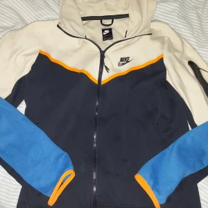Nike tech fleece hoodie - Nike tech fleece hoodie, super bra skick, inga defekter