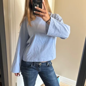 Oanvänd Blå tröja från & Other stories - Säljer den här supersnygga blåa tröjan från & Other stories. Lite bredare ärmar. Helt oanvänd med prislappen kvar.💗💗 