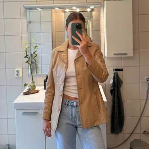 Vintage läderjacka  - Supersnygg äkta vintage läderjacka från Rock’n’blue! Fint skick. Svarar gärna på fler frågor💛 Pris går att diskuteras. 