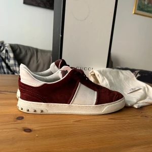 Valentino flycrew  - Hej, säljer nu dessa valentiono flycrew då de är lite för små för mig, storleken är 41 men passar 42,5! Endast 2 dustbags tillkommer. Alla nitar kvar och skorna är i toppskick då de inte har använts så mycket! Hör av dig vid frågor eller funderingar