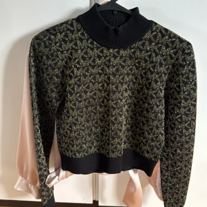 Michael Kors tröja - en äkta michael kors tröja, bra skick men kommer tyvärr inte till användning längre.. 🤍