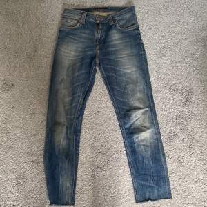 Ett par feta nudie jeans. Säljer pga att dom är lite för stora Skick:7/10 är slitet längst ner på jeansen. Nypris:1600