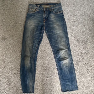 Nudie jeans - Ett par feta nudie jeans. Säljer pga att dom är lite för stora Skick:7/10 är slitet längst ner på jeansen. Nypris:1600