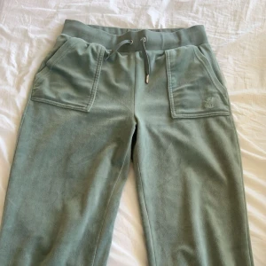 Juicy couture byxor  - Säljer mina juicy couture byxor då de ej kommer till användning. Inget fel på dom förutom att det har lossnat en metallbit på ena snöret som syns på bilden. Storlek S. 