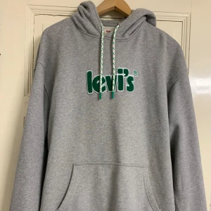 UTFÖRSÄLJNING Som ny Levi’s hoodie/huvtröja (L) - Hej! Säljer nu denna fina Levi’s tröja i storlek L. Det är en riktig najs hoodie för vintern och den verkar va oversized fit. Tröjan är i bra skick och väldig fin. Det är bara att skriva om du vill ha denna bekväma, stiliga tröja i ditt garderob!  