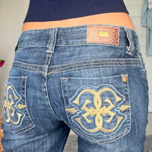 Guess Jeans - Midjemått: 38,5cm rakt över, innerbenslängd: 78cm 💗
