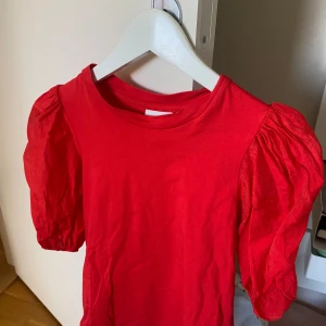 Röd puffärmad tröja❤️ - Storlek XS passar som S också🤍