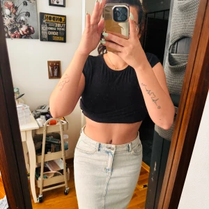 Ljusblå jeanskjol från Lindex - Säljer en superfin ljusblå jeanskjol från Lindex i storlek 38 (M). Kjolen är i nyskick och har en normal passform. Perfekt för sommaren och vårens alla äventyr! Den har två bakfickor och en klassisk jeansdesign. Passar både till vardags och fest. 🌸