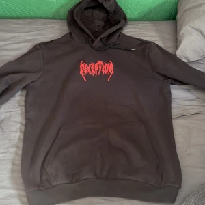 deception hoodie  - Riktigt fet deception hoodie som jag säljer pga att den inte passar mig längre 