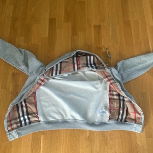 Burberry huddie - Säljer denna burberry tröja inget fel med den 10/10 skick använt fåtal gånger säljs pga inte min stil längre skriv för funderingar!