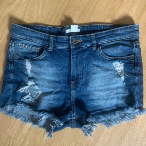 Jeansshorts  - Super snygga lowwaist jeansshorts, säljer då den inte kommer till användning! 