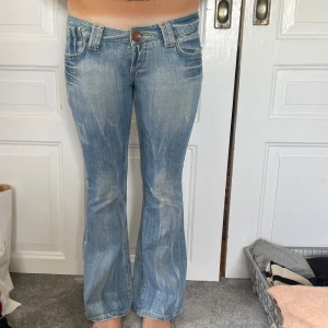 vintage lågmidjade jeans - Säljer nu dessa super snygga jeans i en ljusblå färg. Det finns tyvärr ingen etikett med märke på så vet inte vart dem är från originellt🫶🏻 Storleksmässigt skulle jag säga att det sitter som en 38 men med absolut noll stretch. Midjemått rakt över: 43
