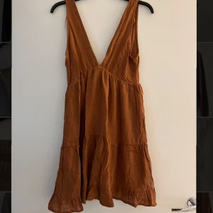 Klänning, Pull&bear - Fin volangklänning från Pull&bear. Klänningen har väldigt fin skärning i ryggen. Klänningen är i storlek L men är liten i storleken, passar en M och S då jag vanligtvis har storlek S i klänningar.  Använd ett fåtal gånger. 