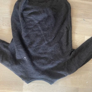 Gant stickad tröja - Säljer min stickade tröja från Gant. Obs har ett litet hål vid början av ärmen. Stl xs