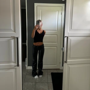 Lowwaist skinnbyxor - Super snygga men har flera par så säljer dessa! Strl 34! Aldrig använda då jag har flera par! Prislappen är inte hugget i sten så tveka inte på att höra av er vid intresse 💞