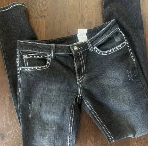 Jeans - Säljer ett par hyfsat skinny lågmidjade jeans med coola detaljer på baksidan. Det är inte mina bilder utan förra säljarens bilder. Säljer då de inte satt som jag trodde