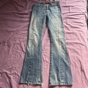 Låg midjade jeans  - Vintage lågmidjade utsvängda jeans i storlek xs! skriv för mått <3