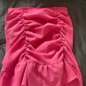 söt volang kjol/topp🌸💞 - säljer nu denna jättefina kjolen från Gina, i storlek XS, passar perfekt som topp med😍 pris kan diskuteras 