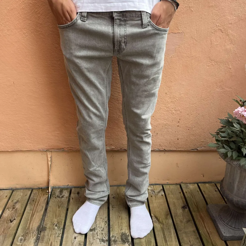 As feta nudie jeans i riktigt skön färg. Knappast använda så inga defekter. Storlek 32/34 men sitter som 30/32. Kom privat vid fler bilder eller frågor😁 . Jeans & Byxor.