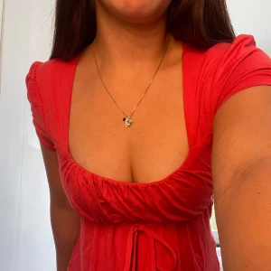 Klänning - Coralrosa klänning med snören man kan knyta fram eller bak