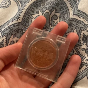 Caia ögonskugga  - Caia ögonskugga färgen silk. Nypris 155kr säljer för 75kr 
