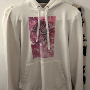 Hoodie - En några år gammal hoodie från the cool elepthant som har använts ganska mycket men fortfarande är i fint skick. Säljer för att den tyvärr inte kommer till användning längre💕
