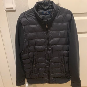 Ralph Lauren | Cardigan - Säljer denna eftertraktade Ralph Lauren cardigan! | Fint skick används lite men inget som direkt märks av! | Storlek S. | Retail: Slutsåld. Mitt pris: 1600kr men kan diskuteras! | Ställ gärna frågor innan du köper!
