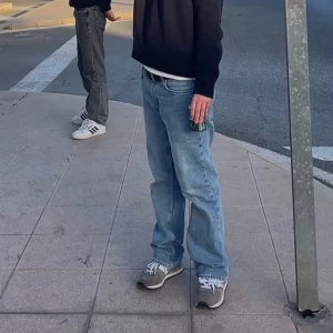 Straight/Bootcut jeans - Jeans med en aning Bootcut  Strl 32/32