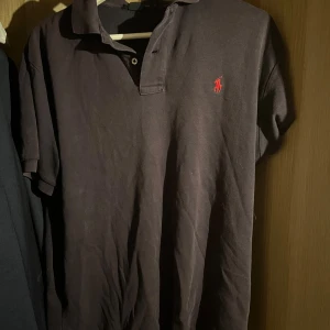 Ralph lauren piké - Säljer en piqé i väldigt bra skick. Använd ett fåtal gånger och köpt för 1,2 tusen. Skick: 9/10. Pris kan diskuteras. Hör av er vid minsta fråga🛎️🛎️