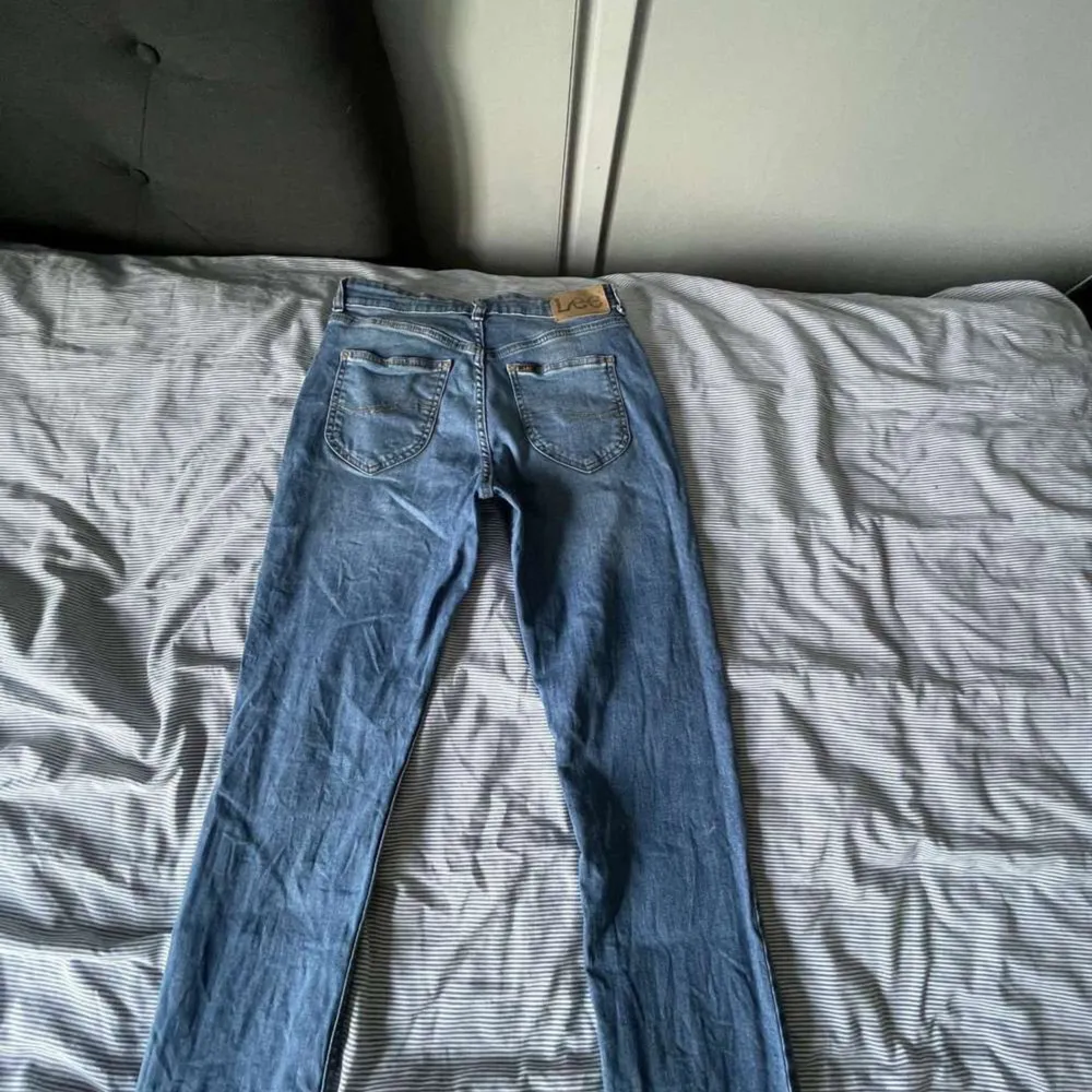 Tjenaa säljer dessa riktigt snygga Lee jeans! De har inga defekter som hål osv och de är i fint skick! | Nypris: ca 1000 | mitt pris: 199!👑 | Hör av er för frågor!💯‼️. Jeans & Byxor.