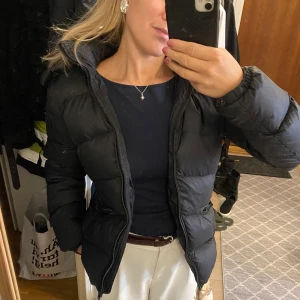 Gant jacka - Jättesnygg GANT vinterjacka i superbra skick! Kommer med extra knappar. 90% dun, 10% fjädrar