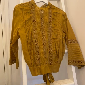 Blus - Blus med knyte i ryggen, 