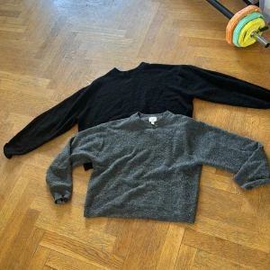 Svart och grå tröja från H&M - Säljer två mysiga tröjor från H&M. Den ena är svart och den andra är grå. Perfekta för höst och vinter med sin varma och bekväma passform. Tröjorna har långa ärmar och en klassisk rund halsringning.