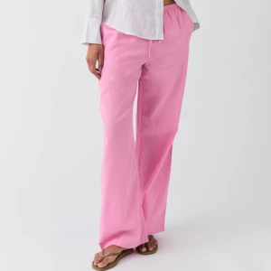 Rosa Linnebyxor - Snygga och bekväma Linen blend trousers med en härlig rosa färg från Gina tricot! Aldrig använda! Nypris 400 kr, säljer för 300 kr + frakt🩷✨🤍 är i elastiskt material och går att justera med snören i resåren!💫⚡️✨