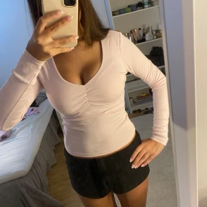 Söt rosa topp - Jätte fin topp från Gina tricot som jag säljer då den inte längre kommer till användning☺️ skri för fler bilder🩷