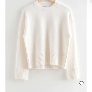 Stickad & Other stories💕 - Jättefin & popurlär stickad tröja ifrån & other stories som tyvärr inte kommer till användning, fick som present i maj men använd ungefär 1-2 gånger, fint skick❣️❣️