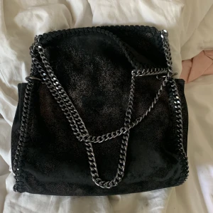 Svart väska - Stalla McCartney liknande väska, superfin och bra storlek