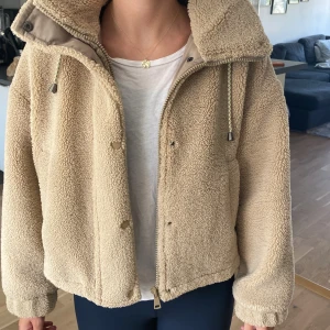 Teddy jacka strl s från Zara - Mysig jacka i fint skick 