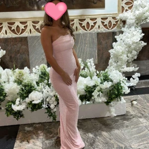 Jätte fin klänning använd endast en gång. - Bra skick, använd en gång. Det är storlek xs (4)