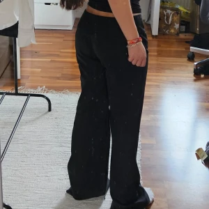 Lågmidjade kostymbyxor - Kostymbyxor med låg midja och vida/utsvängda ben💕 köpta second hand, endast använda någon enstaka gång av mig