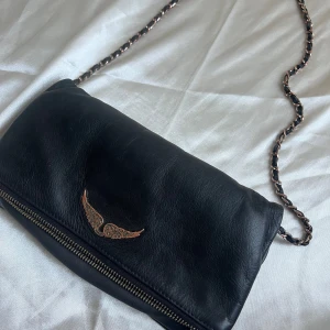 Zadig väska - Säljer min älskade Zadig väska då jag köpt en ny. Den är väl använd och har även ett par defekter. Skriv till mig privat för längre förklaring. ☺️