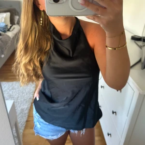 Festtopp - Perfekt festtopp som är djup i ryggen! 🤍Justerbar med knyten så storleken är lätt att anpassa storlek, XS-L! 🌟