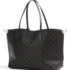 By Malene Birger väska - Typ helt ny by malene birger väska använd Max 5 ggr o de är den stora modellen 💗💗 hör av er vid frågor och bilder