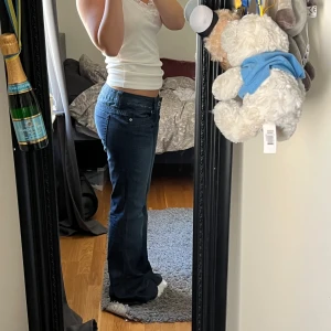 lågmidjade jeans - lååånga bootcut jeans från guess💕 midjemått: ca 42 innerbenslängd: ca 87