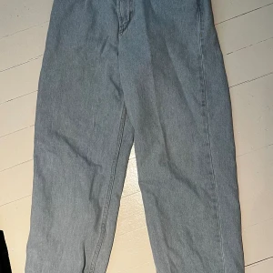 Skatejeans Sweet skateboards - Baggy skatejeans från Sweet sktbs modell ”Sweet big skate jeans” strl xxs. Bra skick