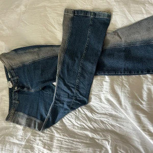 Weekday - utsvängda jeans  - Säljer mina utsvängda jeans från weekday. Nästan aldrig använda. 