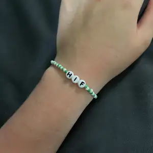 Hammarby armband! Passar alla typer av handleder☺️ Om du vill ha ett specifikt lag så kom bara privat för de löser vi lätt!