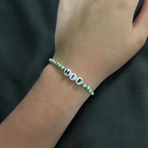 Hammarby armband💚🤍 - Hammarby armband! Passar alla typer av handleder☺️ Om du vill ha ett specifikt lag så kom bara privat för de löser vi lätt!