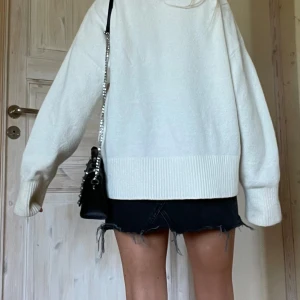 Jeanskjol - Säljer denna svarta jeanskjolen från Monki, strl 32 men snarare 34! Nypris 250kr, använd ca 2 ggr så i nyskick och såklart tvättad!  Säljer även tröjan o väskan så kika gärna på dem med!🥰🥰