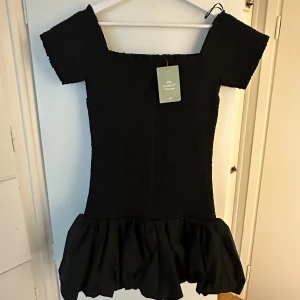 Svart klänning  - Super söt svart klänning med lite puff längst ner. Aldrig använd för lite för kort på mig. Stretchigt material så skulle säga att den passa small och medium💕